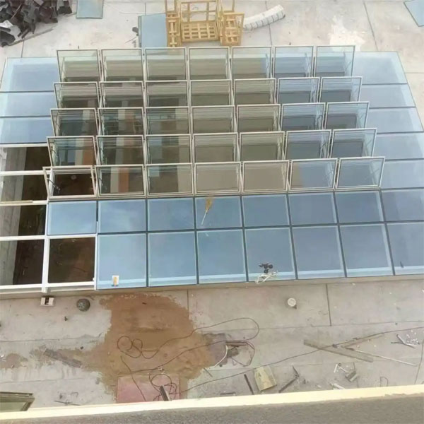 安徽屋顶消防排烟采光天窗施工中...