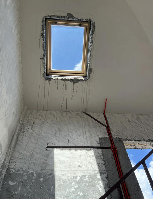 屋顶开洞装天窗施工现场（1）